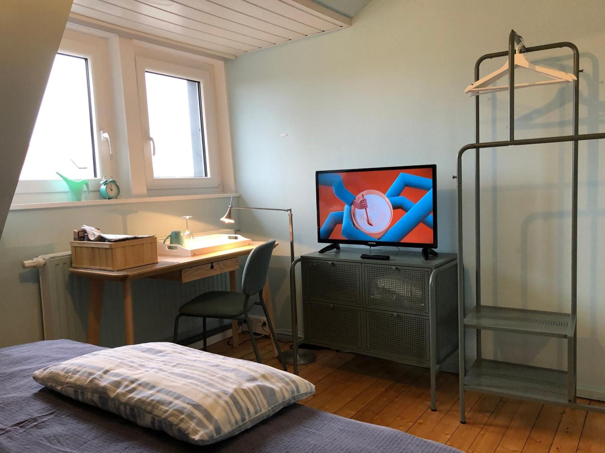 Blaues Zimmer Mit Grossem Balkon, Bad Ist Ein Traum, 50 Schritte Zum Radweg Am Main,Ideal For Short Stay Mainstockheim Exterior foto